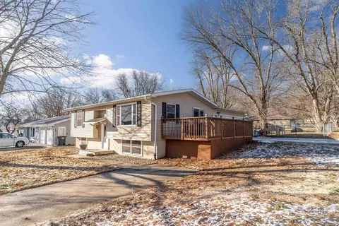 902 7th St, Eldora, IA 50627
