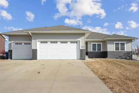 4853 Yellowstone Dr, Waterloo, IA 50701