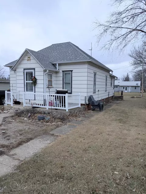 209 W 4th St, Wellsburg, IA 50680
