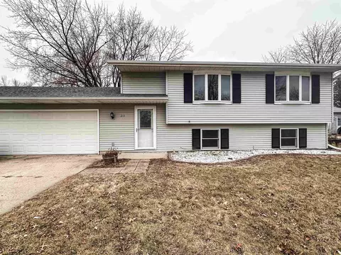 213 Elm St, Waverly, IA 50677