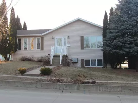 337 N Gill St, Monticello, IA 52310