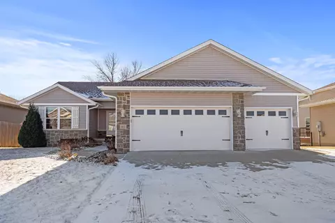 1412 Algonquin Dr, Cedar Falls, IA 50613