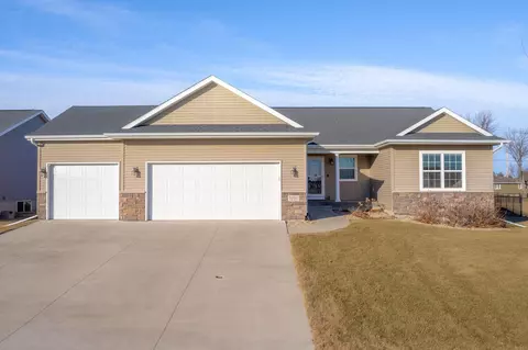 1226 Rocky Ridge Rd, Cedar Falls, IA 50613