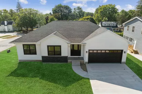 704 W 13th St, Cedar Falls, IA 50613