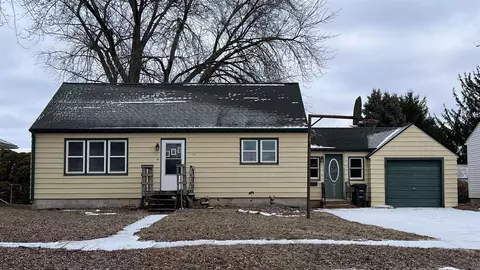 11 W Gardner St, New Hampton, IA 50659
