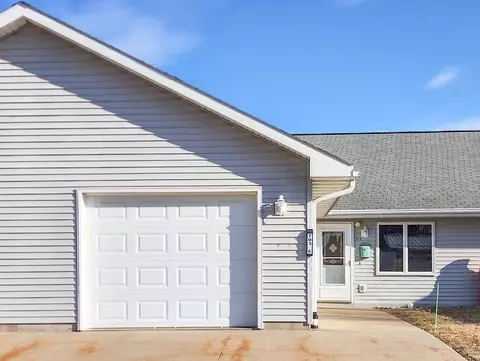 703 Anderson St # C, Manchester, IA 52057