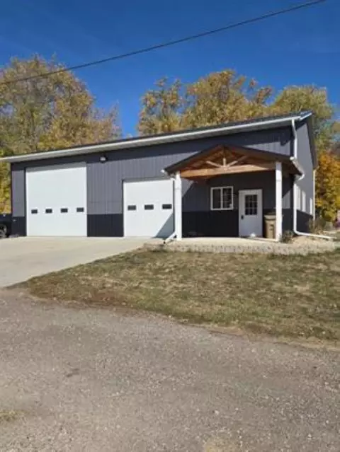 207 Carlton St, Clermont, IA 52135