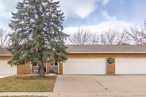 1913 Pinehurst Ln, Waterloo, IA 50701