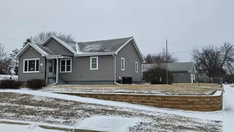 307 E Hayes St, Hazleton, IA 50641 photo 3