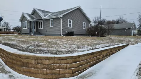 307 E Hayes St, Hazleton, IA 50641 photo 2