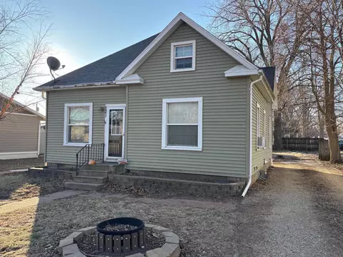 521 Nash St, Aplington, IA 50604