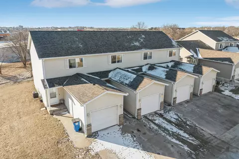 1324 Creekside Ct, Waterloo, IA 50702