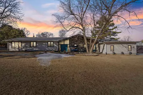 100 Hillside Dr E, Oelwein, IA 50662