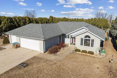 402 E 6th St, Readlyn, IA 50668
