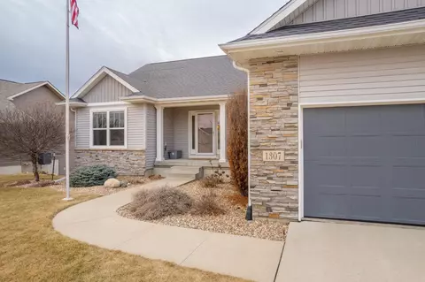 1307 Rocky Ridge Rd, Cedar Falls, IA 50613