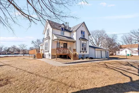 703 Center Ave, Independence, IA 50644