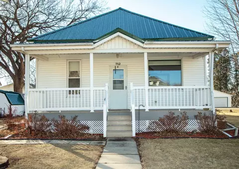 712 E Bremer Ave, Waverly, IA 50677