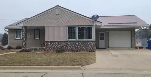 802 NW Davidson St, Elkader, IA 52043
