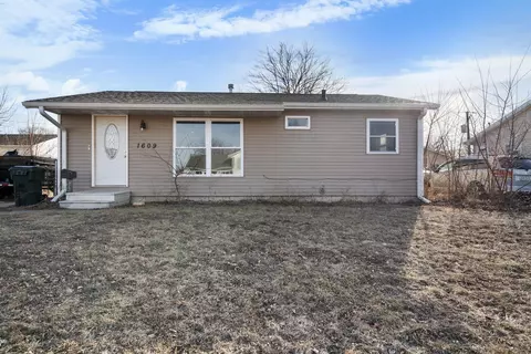 1609 Golden Valley Dr, Waterloo, IA 50703