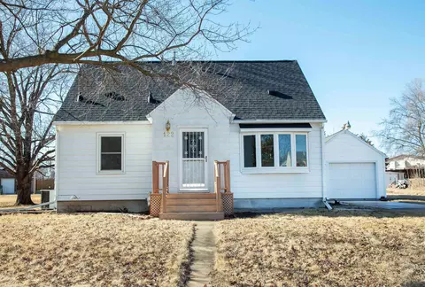 122 Marie Ave, Elk Run Heights, IA 50707