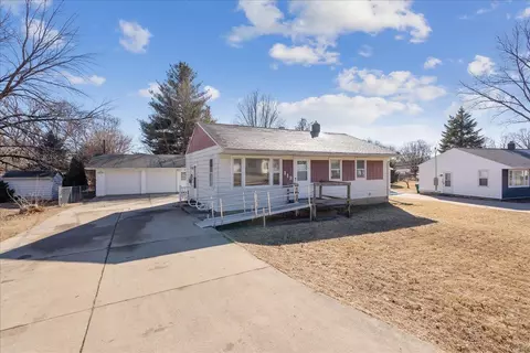 113 Jackie Ave, Elk Run Heights, IA 50707