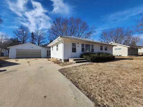 4007 Hillside Dr, Cedar Falls, IA 50613
