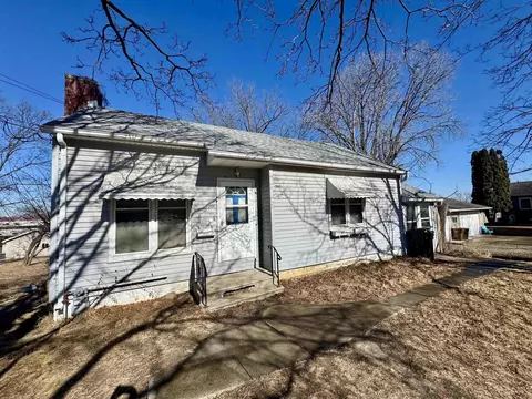 201 Joy Dr, Waterloo, IA 50702