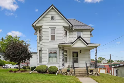 106 NW 2nd St, Elkader, IA 52043
