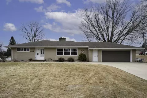 102 Lincoln Dr, West Union, IA 52175