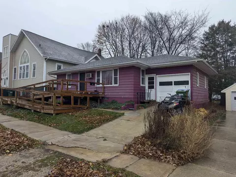 206 E 3rd Ave, Cresco, IA 52136