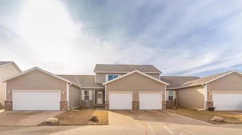 1314 Creekside Ct, Waterloo, IA 50702