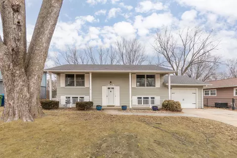 1924 Tilbury Rd, Waterloo, IA 50701