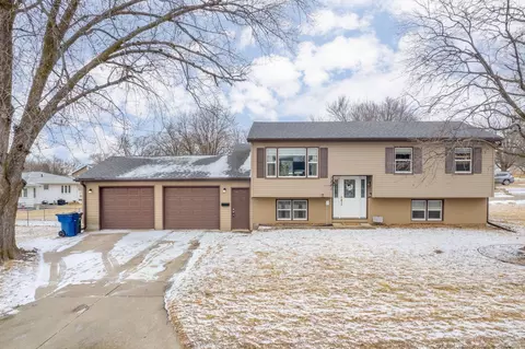 1221 Columbus Dr, Waterloo, IA 50701