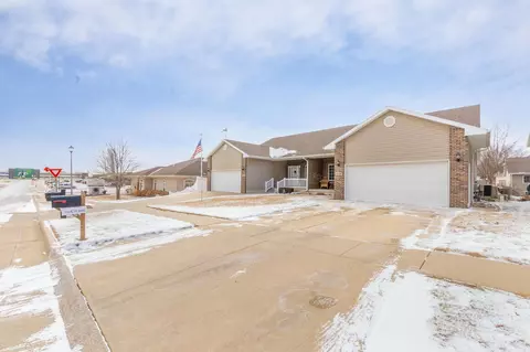 3758 Pheasant Ln, Waterloo, IA 50701