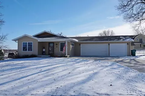 206 S Jackson St, Charles City, IA 50616