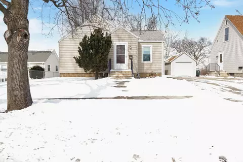 1023 W 10th St, Cedar Falls, IA 50613