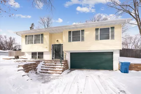 360 Drynan Dr, Waterloo, IA 50701