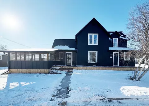 609 Winneshiek Ave, Decorah, IA 52101