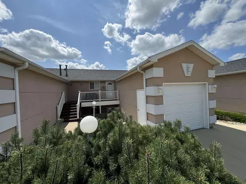 1716 W 18th St #102, Cedar Falls, IA 50613