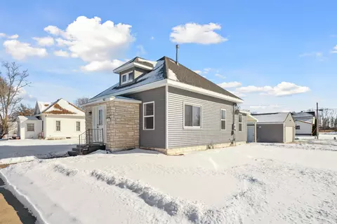 447 Nash St, Aplington, IA 50604