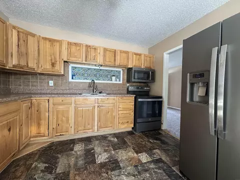 601 Gilbert St, Waterloo, IA 50707 photo 2