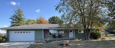 1210 S Johnson St, Parkersburg, IA 50665