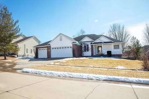 2725 Glen Oaks Dr, Cedar Falls, IA 50613