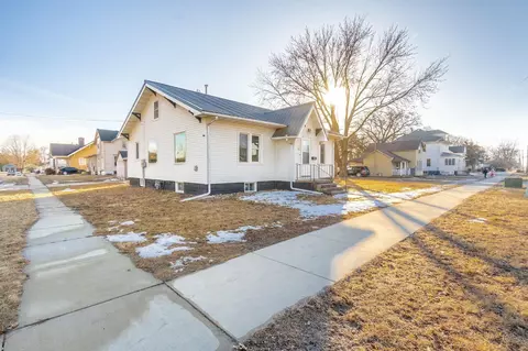 611 E 1st St, Sumner, IA 50674