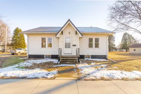 611 E 1st St, Sumner, IA 50674 photo 2