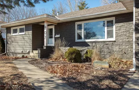 207 Crestwood Ave, Waverly, IA 50677