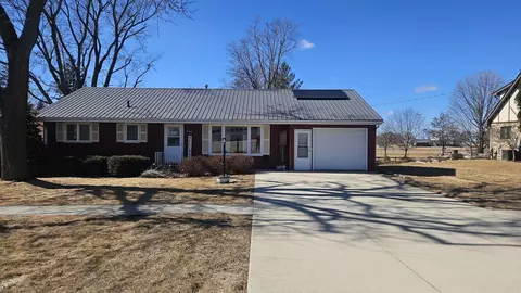 464 4th St N, Winthrop, IA 50682