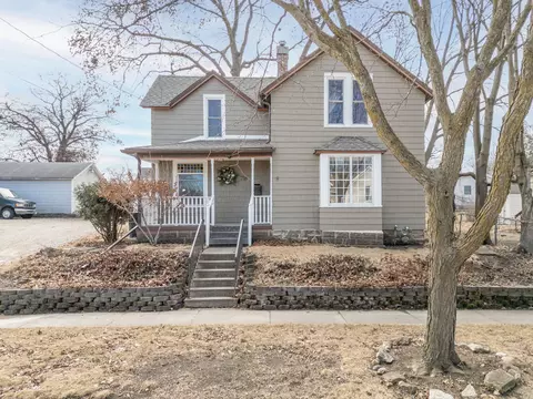 716 W 10th St, Cedar Falls, IA 50613