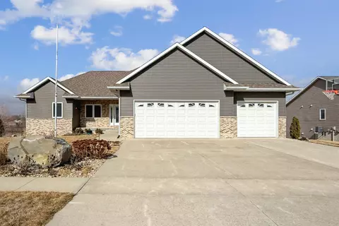 1916 Red Tail Dr, Waterloo, IA 50701