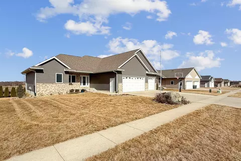 1916 Red Tail Dr, Waterloo, IA 50701 photo 2